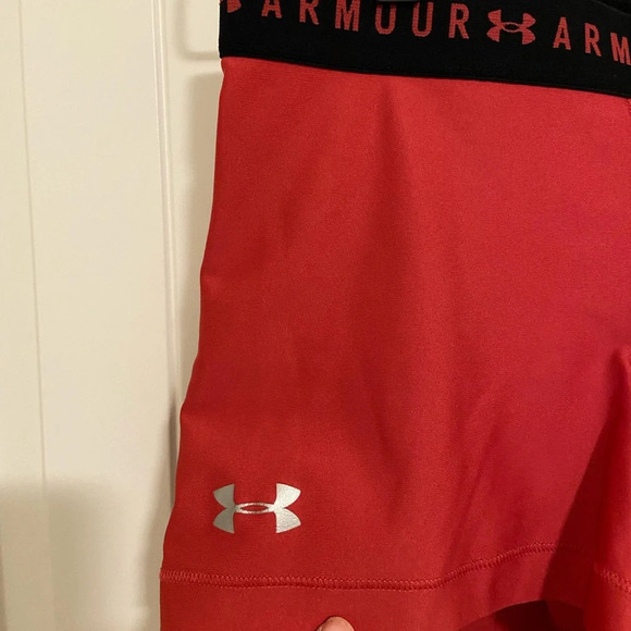 NWOT | Under Armour women’s heat gear pink compression shorts — medium - Picture 2 of 4